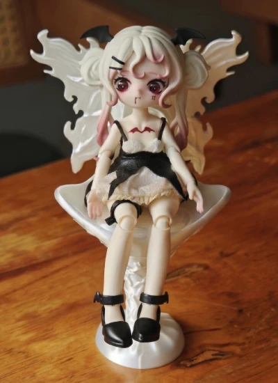ドール用スタンド 椅子式「バタフライチェア」蝶々の椅子 デスク置き 真珠白 フィギュア用 10cm-15cmサイズ人形用【LAK】