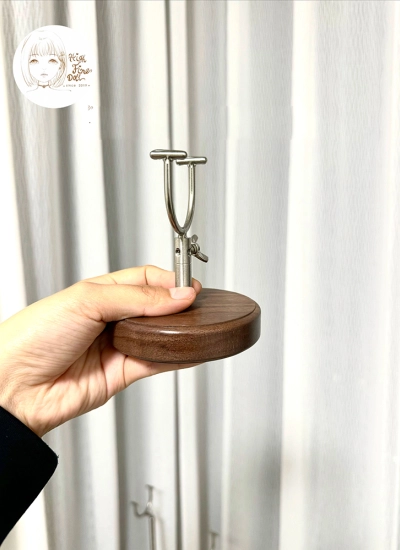 ドール用スタンド ウォールナット材製 丸型ベース 20cm着せ替えぬいぐるみ用 伸び縮み範囲4cm～7.5cm 球体関節人形 BJDDOLL