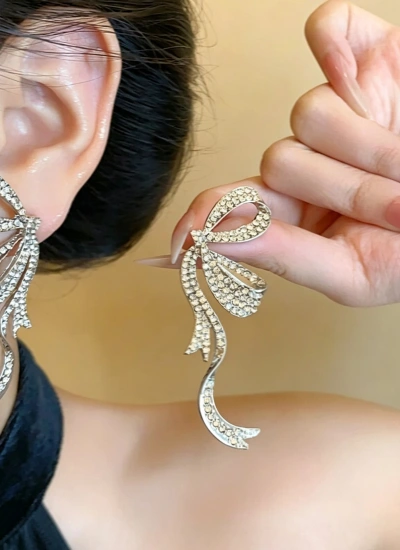 【アクセサリー】上品フルストーン リボンストリームピアス 気高い輝き 大人かわいい デイリーユース  シルバー