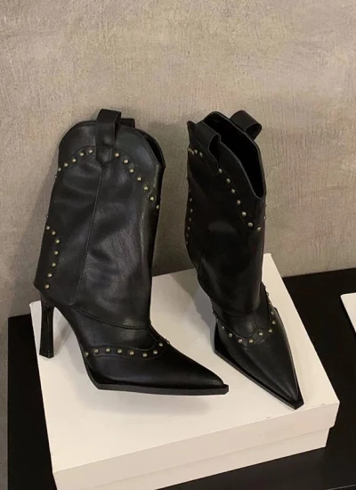 【シューズ】2色展開 細めヒール×先細デザイン レトロスタッズブーツ ヨーロピアンカジュアル ブラウン ブラック ヒールの高さ8cm