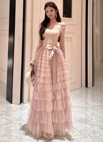 まるでお姫様♡【ワンピース】オフショルダーレース切り替えワンピース|リボン付き・ピンクのティアードロングワンピース