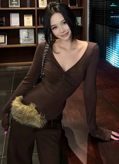 【トップス】4色展開 純欲風 タイトVネック長袖Tシャツ セクシーギャル向け ウエストインで細見え 毎日使えるインナー ホワイト ブラック コーヒー ベージュ